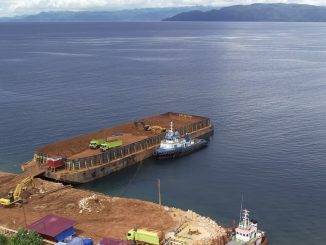 Pengangkutan ore nikel di Pulau Wawonii