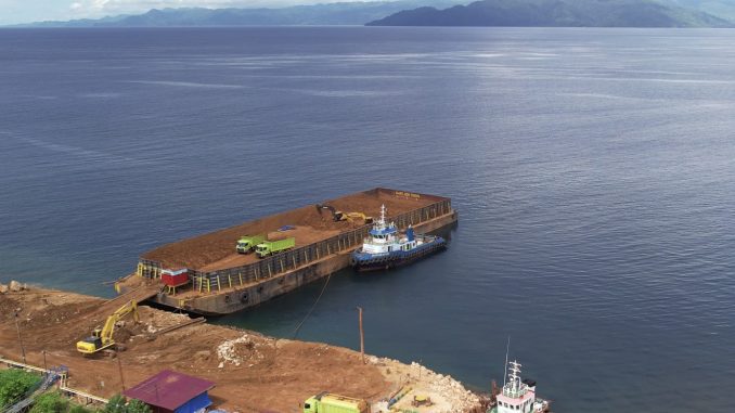 Pengangkutan ore nikel di Pulau Wawonii
