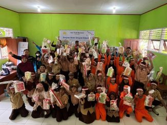 murid sekolah dasar di SDN 5 Wawonii Tenggara menerima hadiah setelah mengikuti perlombaan dalam rangka peringatan Hari Anak Nasional 2022