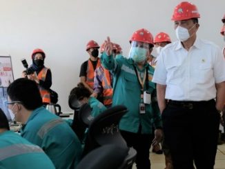 Luhut Binsar Pandjaitan bersama karyawan pabrik smelter